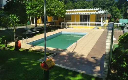 Casa com Piscina à Venda em Caneca Fina