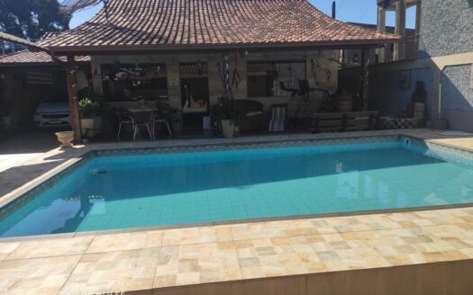 Casa com Piscina à Venda em Centro