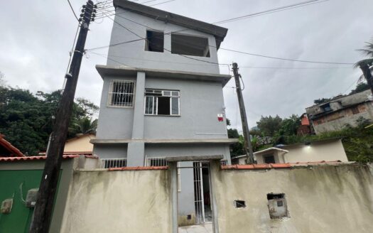 ÓTIMA CASA DE 3 ANDARES PERTO DE CACHOEIRA À VENDA ÓTIMA CASA DE 3 ANDARES PERTO DE CACHOEIRA À VENDA