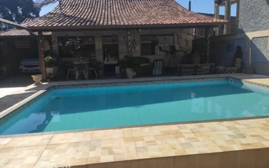 Casa com Piscina à Venda em Centro