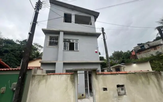 ÓTIMA CASA DE 3 ANDARES PERTO DE CACHOEIRA À VENDA ÓTIMA CASA DE 3 ANDARES PERTO DE CACHOEIRA À VENDA